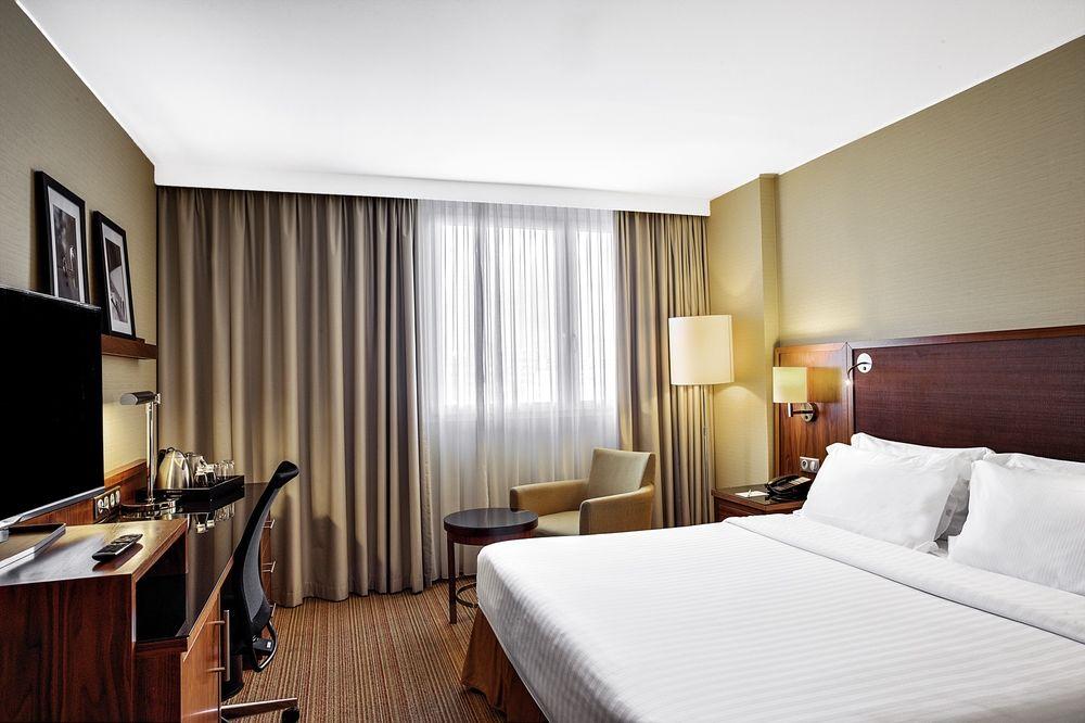 Отель Courtyard By Marriott Toulouse Airport Экстерьер фото