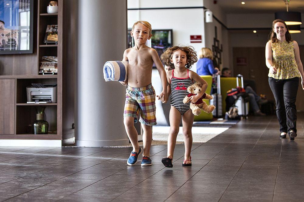 Отель Courtyard By Marriott Toulouse Airport Экстерьер фото