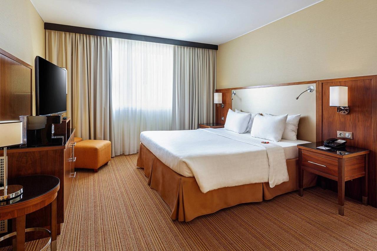 Отель Courtyard By Marriott Toulouse Airport Экстерьер фото