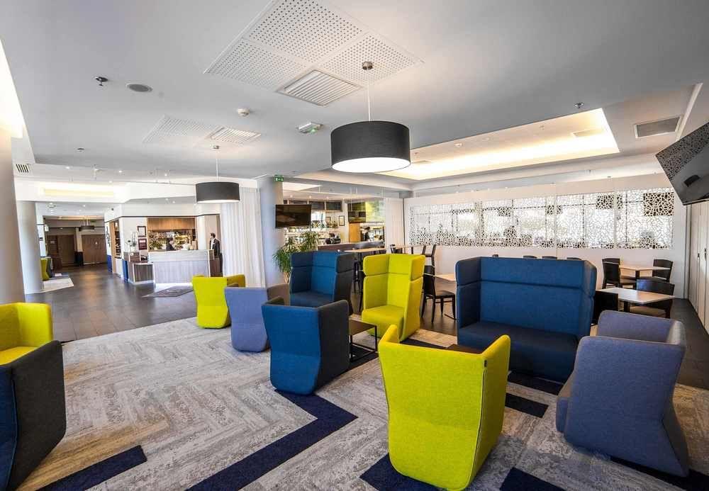 Отель Courtyard By Marriott Toulouse Airport Экстерьер фото