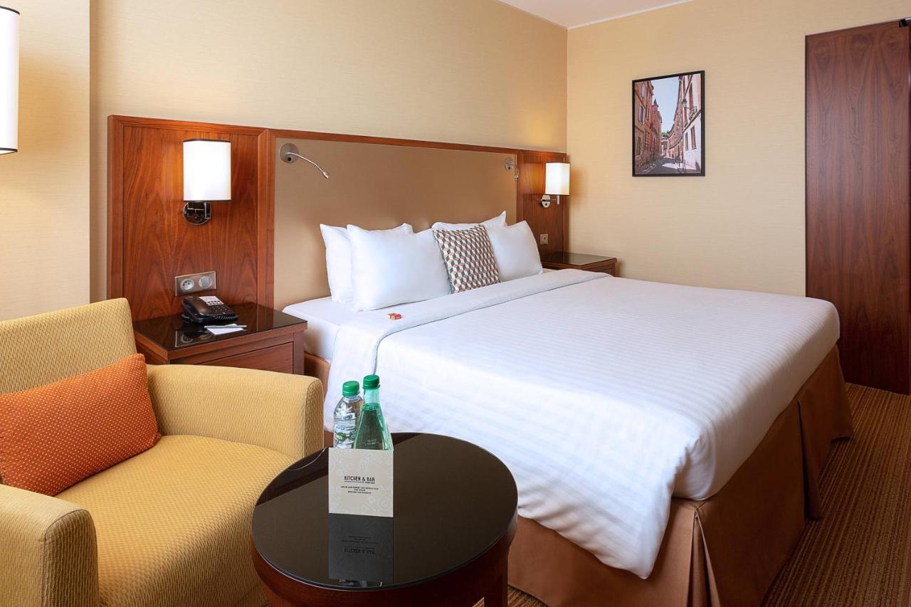Отель Courtyard By Marriott Toulouse Airport Экстерьер фото