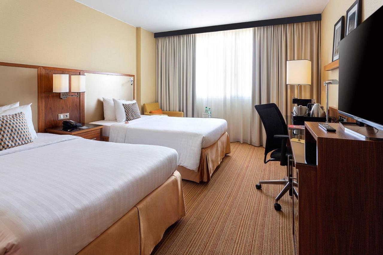 Отель Courtyard By Marriott Toulouse Airport Экстерьер фото