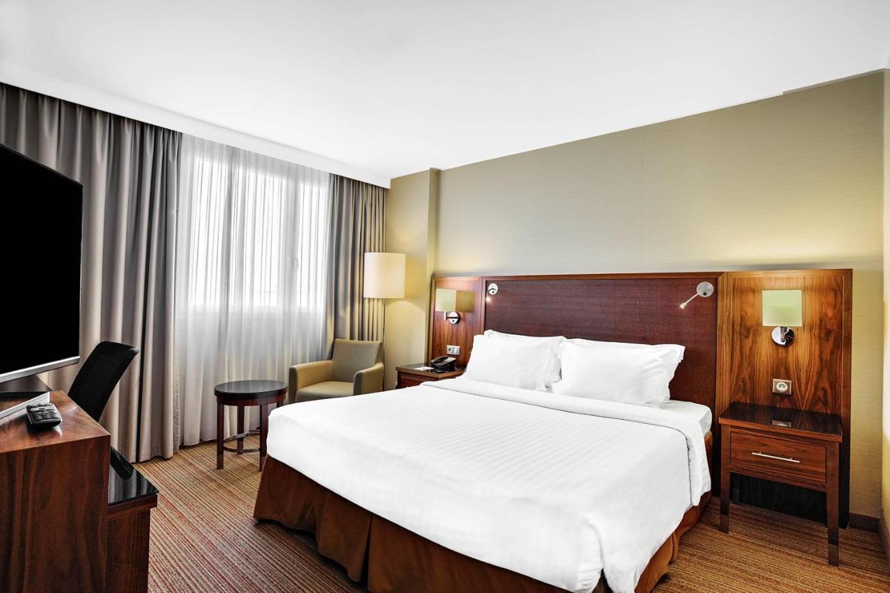 Отель Courtyard By Marriott Toulouse Airport Экстерьер фото