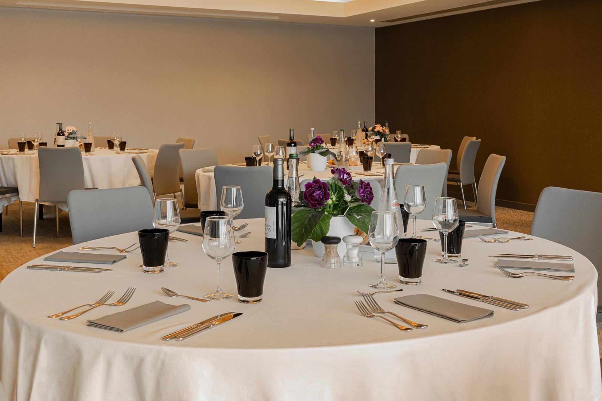 Отель Courtyard By Marriott Toulouse Airport Экстерьер фото