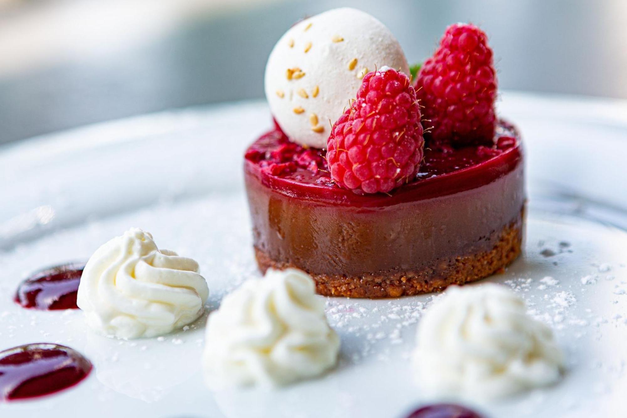 Отель Courtyard By Marriott Toulouse Airport Экстерьер фото