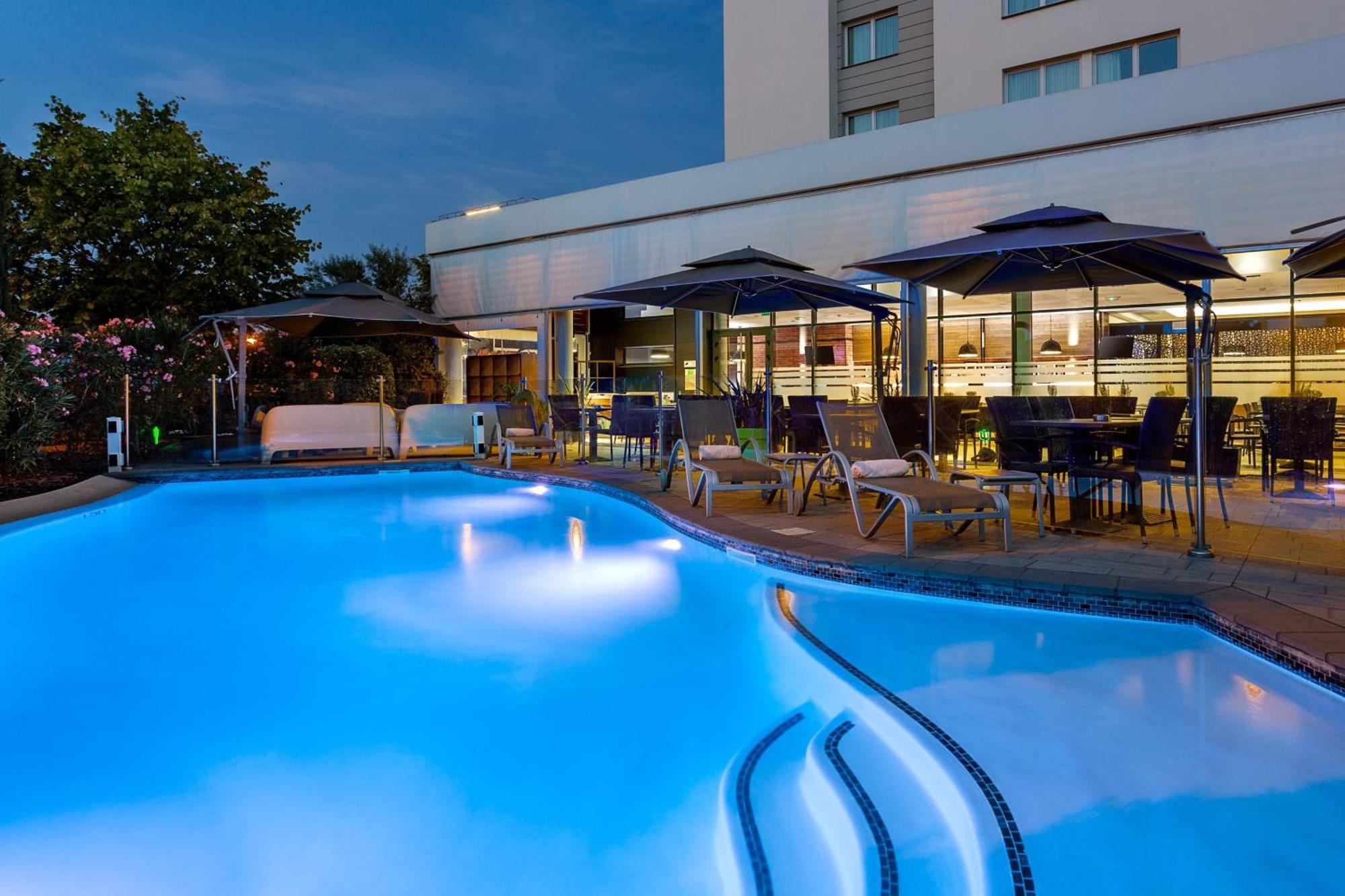 Отель Courtyard By Marriott Toulouse Airport Экстерьер фото