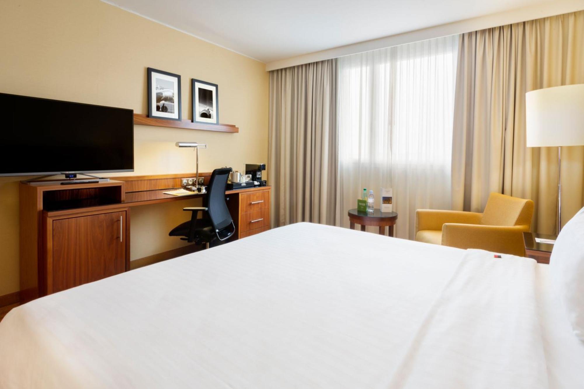 Отель Courtyard By Marriott Toulouse Airport Экстерьер фото