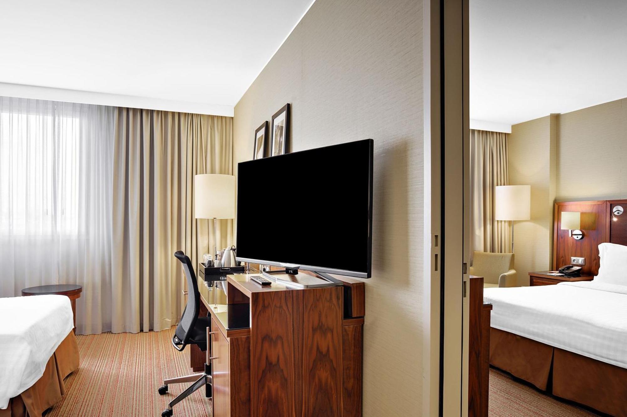 Отель Courtyard By Marriott Toulouse Airport Экстерьер фото