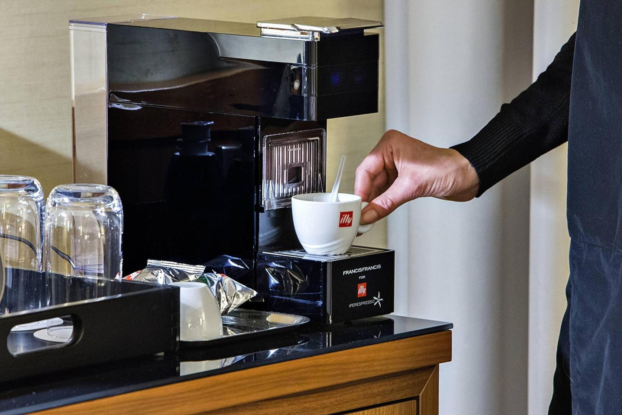 Отель Courtyard By Marriott Toulouse Airport Экстерьер фото