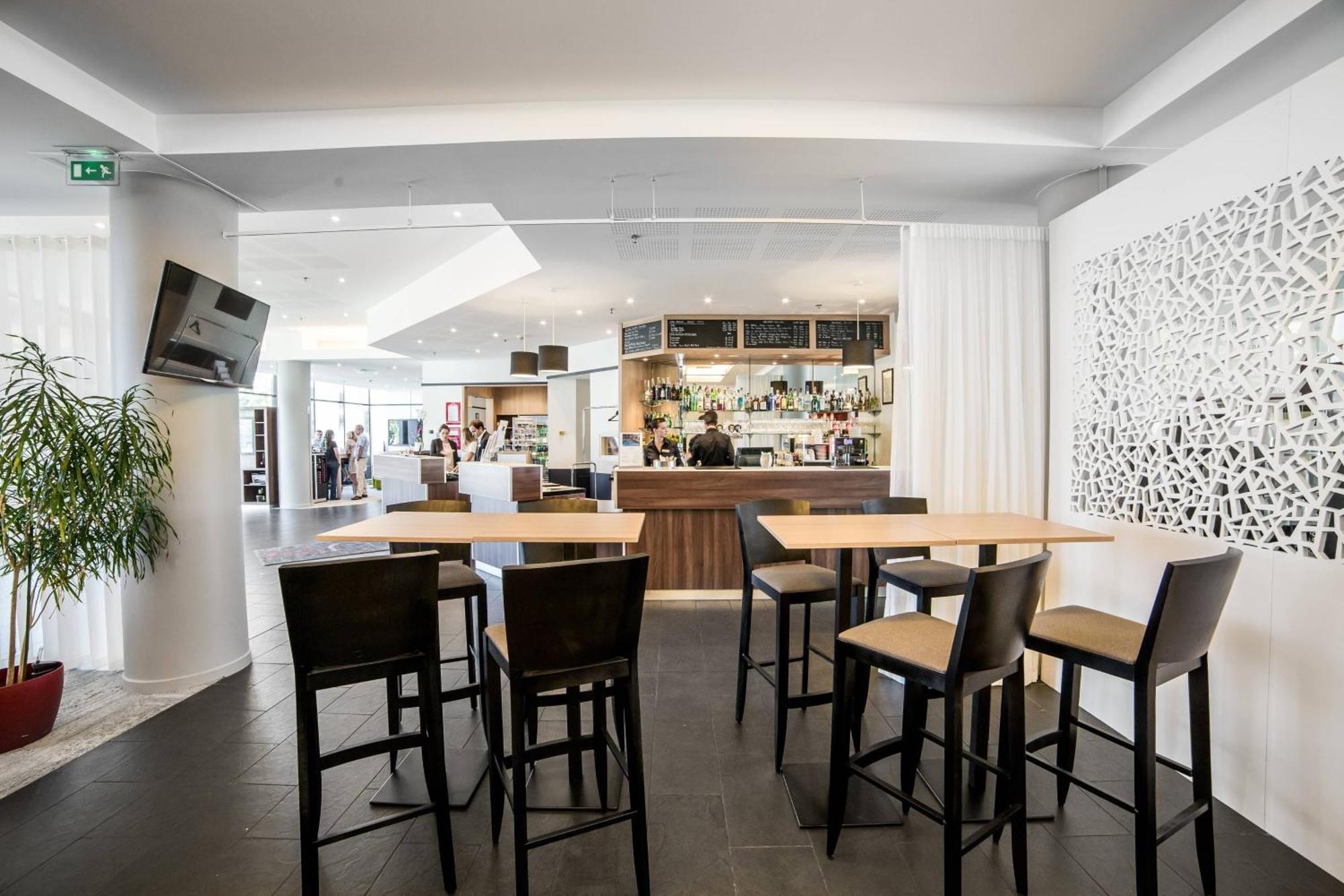 Отель Courtyard By Marriott Toulouse Airport Экстерьер фото