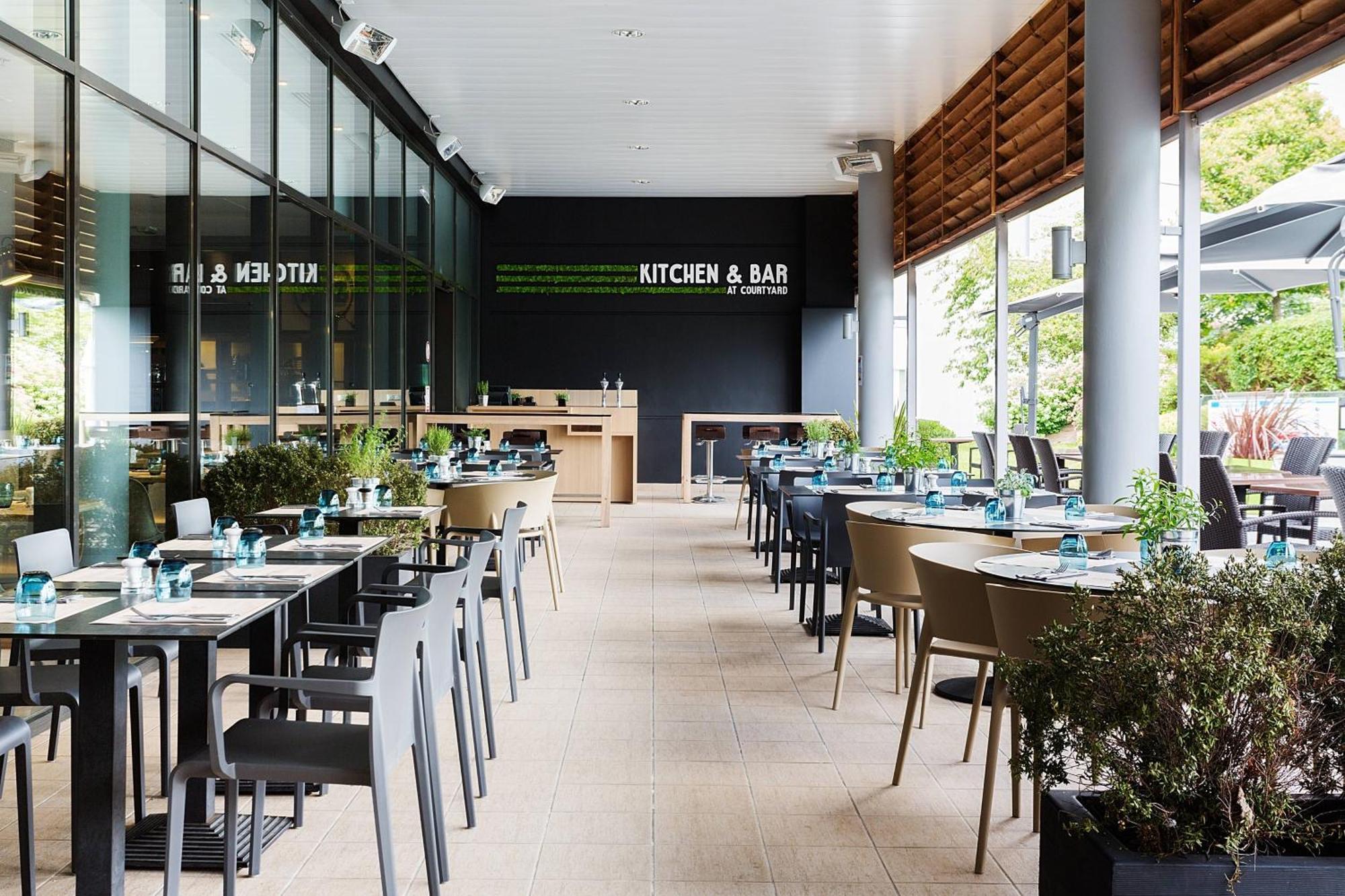 Отель Courtyard By Marriott Toulouse Airport Экстерьер фото