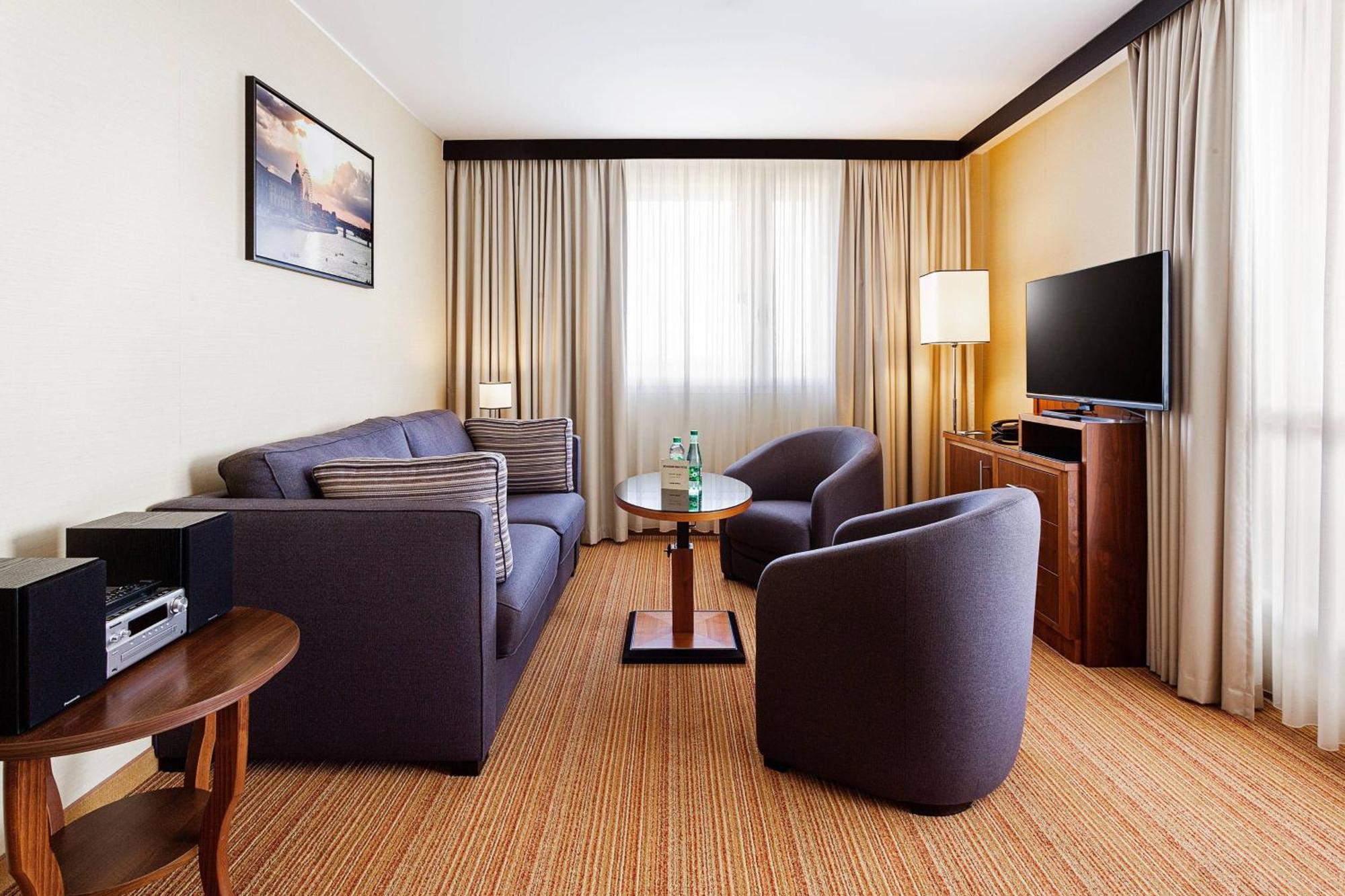 Отель Courtyard By Marriott Toulouse Airport Экстерьер фото