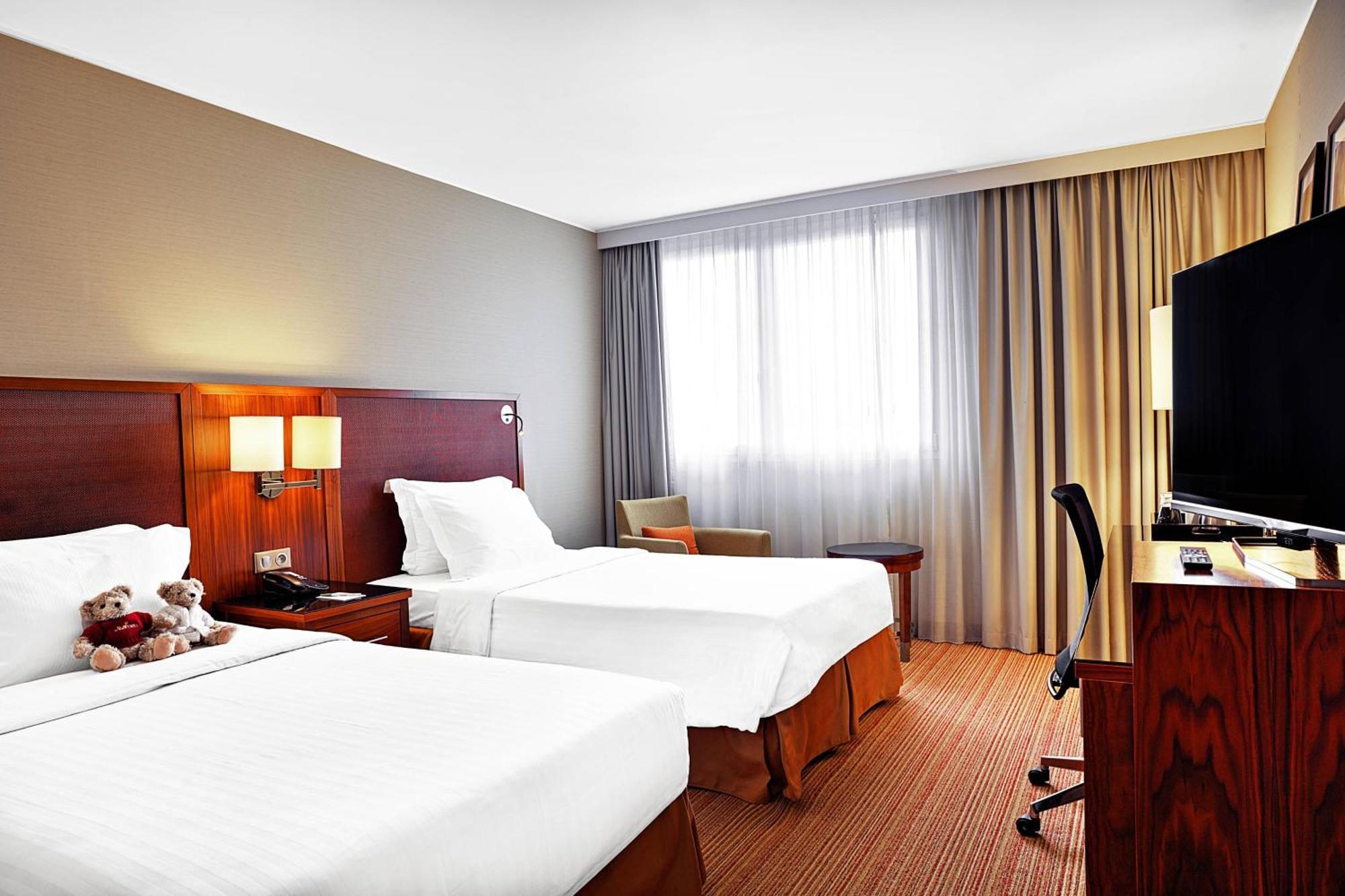 Отель Courtyard By Marriott Toulouse Airport Экстерьер фото