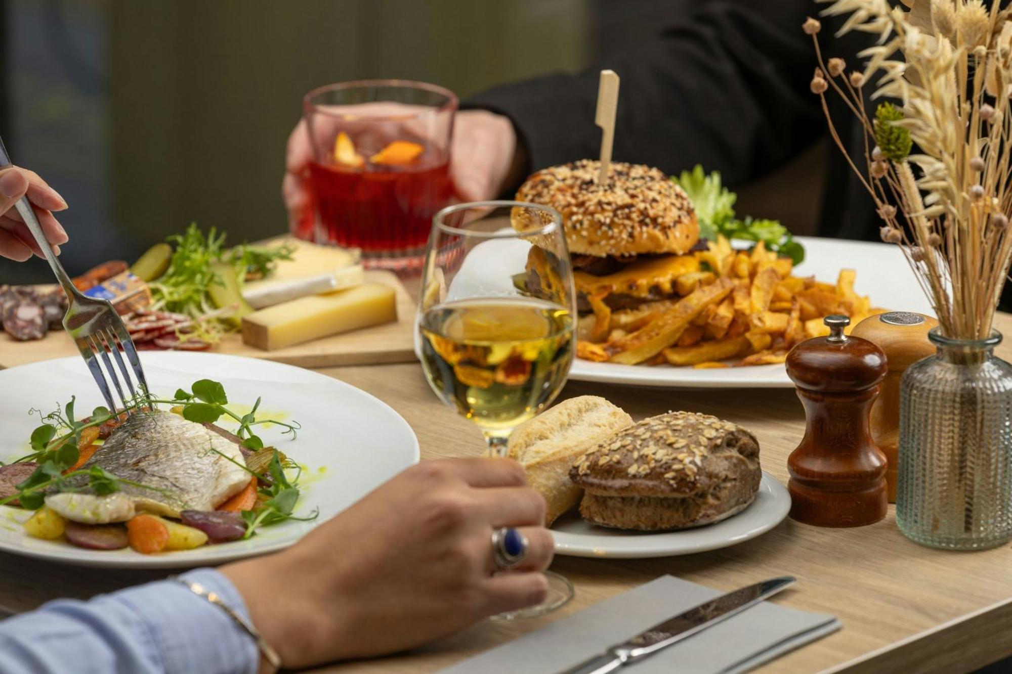 Отель Courtyard By Marriott Toulouse Airport Экстерьер фото