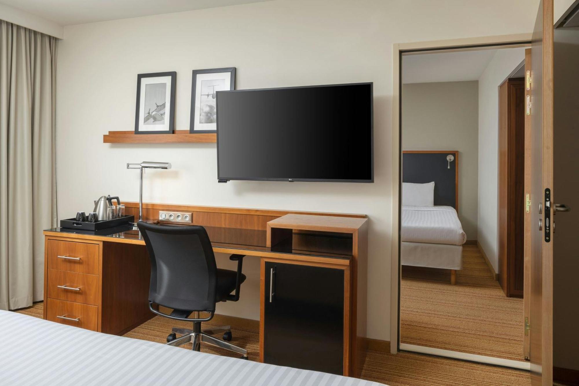 Отель Courtyard By Marriott Toulouse Airport Экстерьер фото