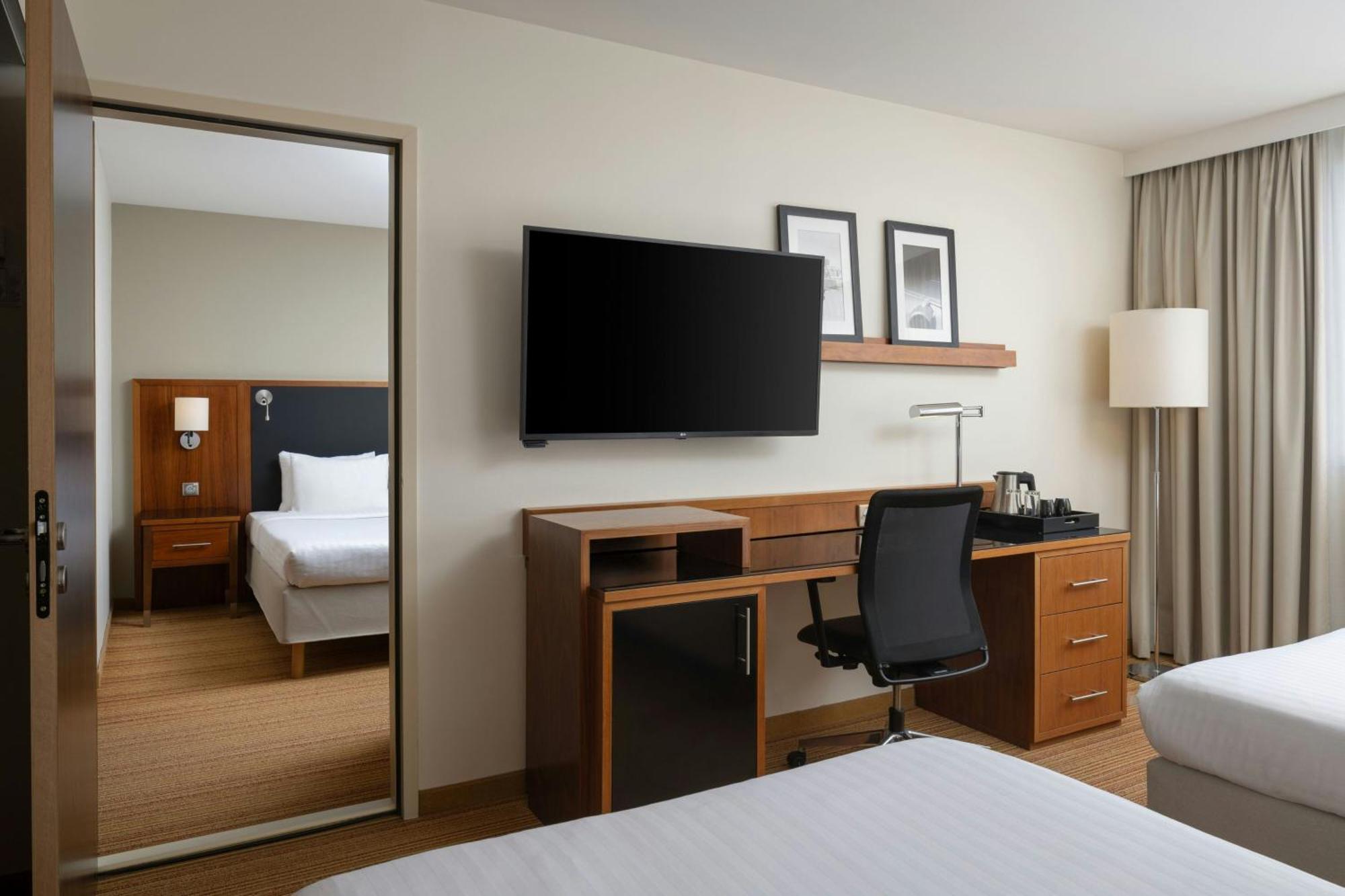 Отель Courtyard By Marriott Toulouse Airport Экстерьер фото