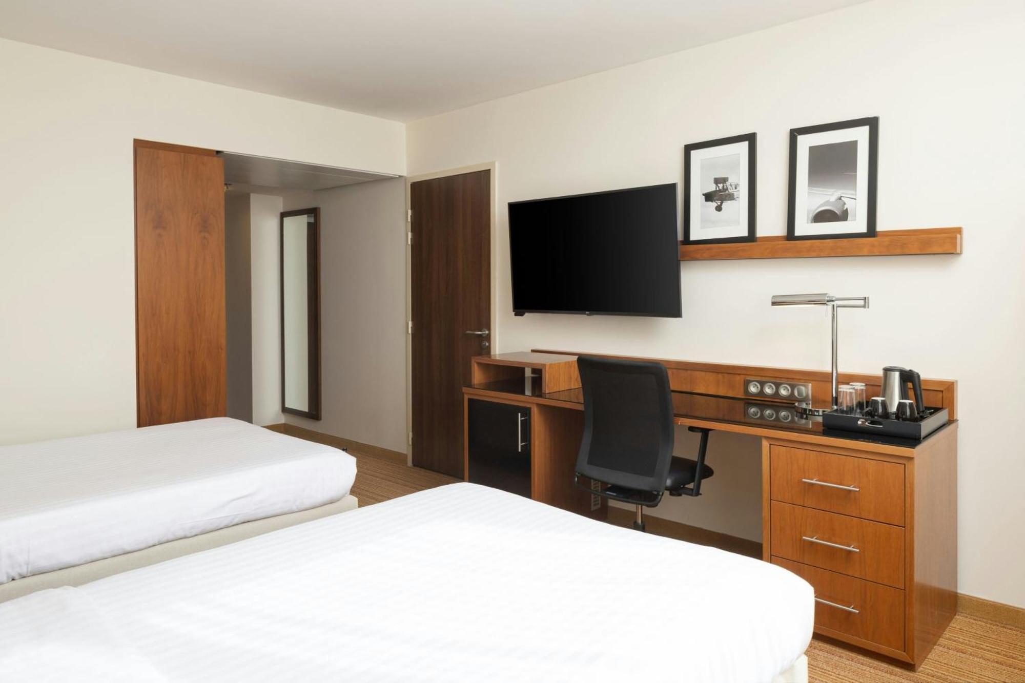 Отель Courtyard By Marriott Toulouse Airport Экстерьер фото