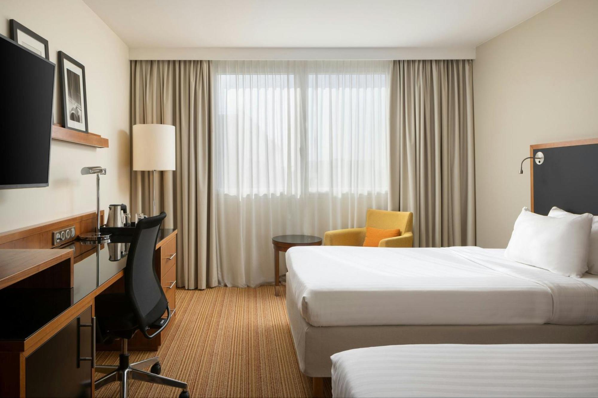 Отель Courtyard By Marriott Toulouse Airport Экстерьер фото