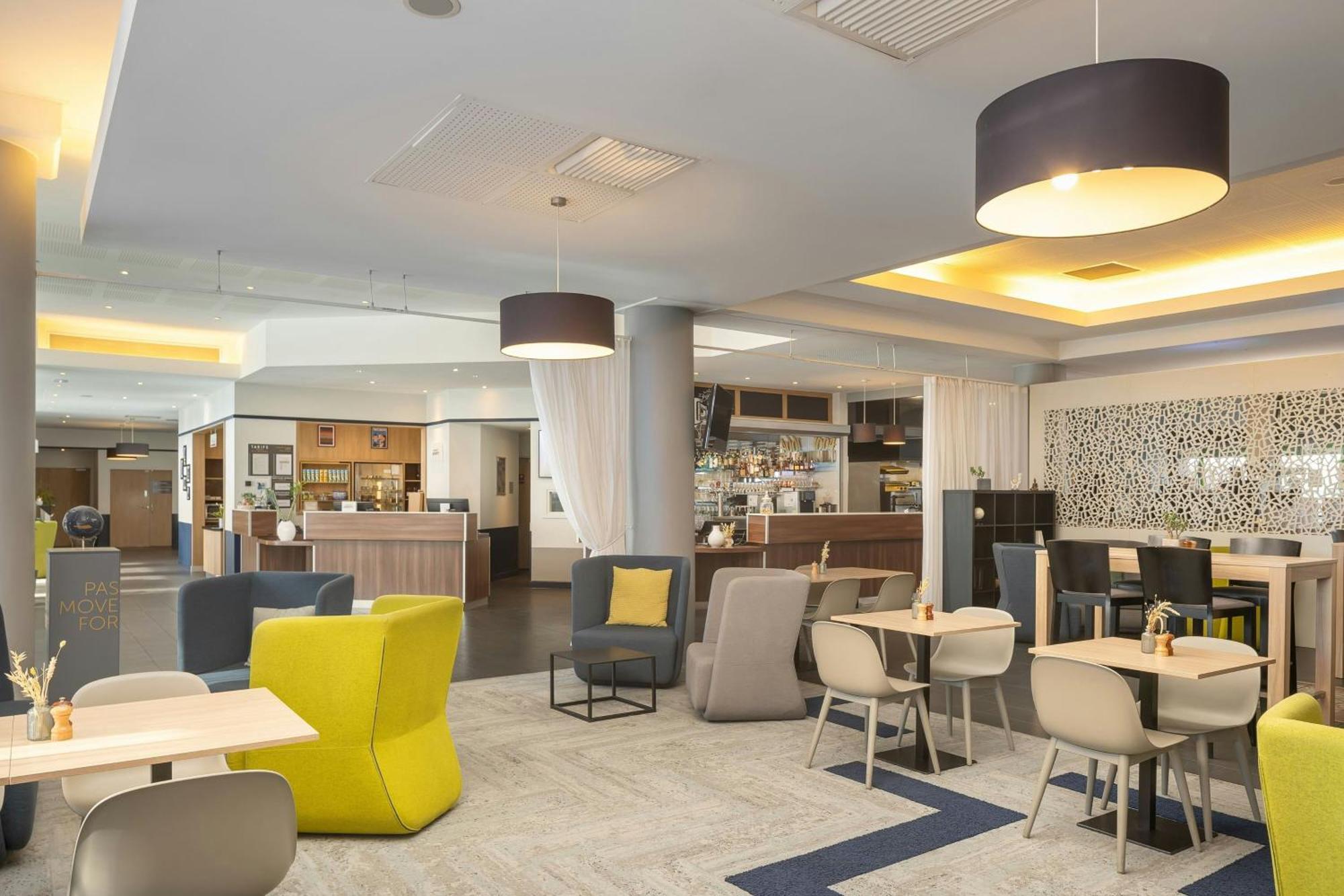 Отель Courtyard By Marriott Toulouse Airport Экстерьер фото