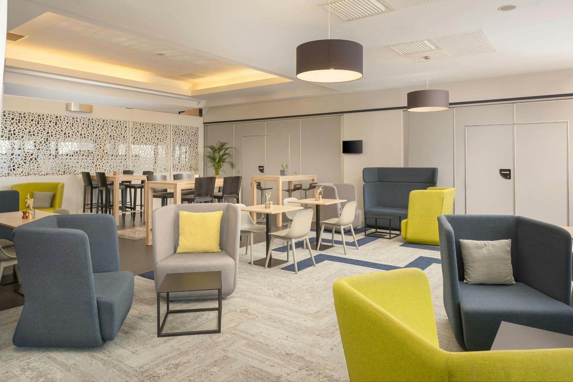 Отель Courtyard By Marriott Toulouse Airport Экстерьер фото