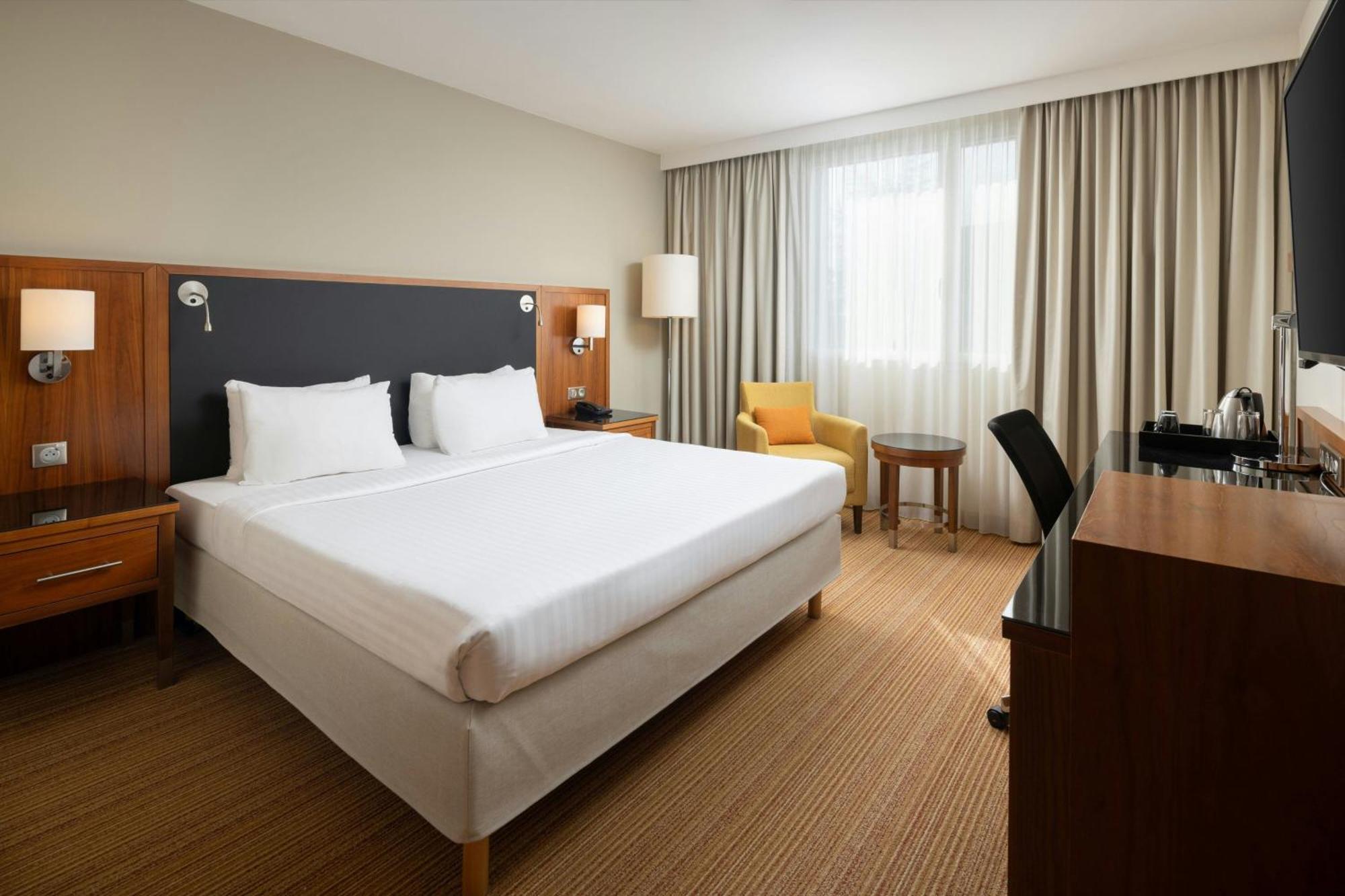Отель Courtyard By Marriott Toulouse Airport Экстерьер фото