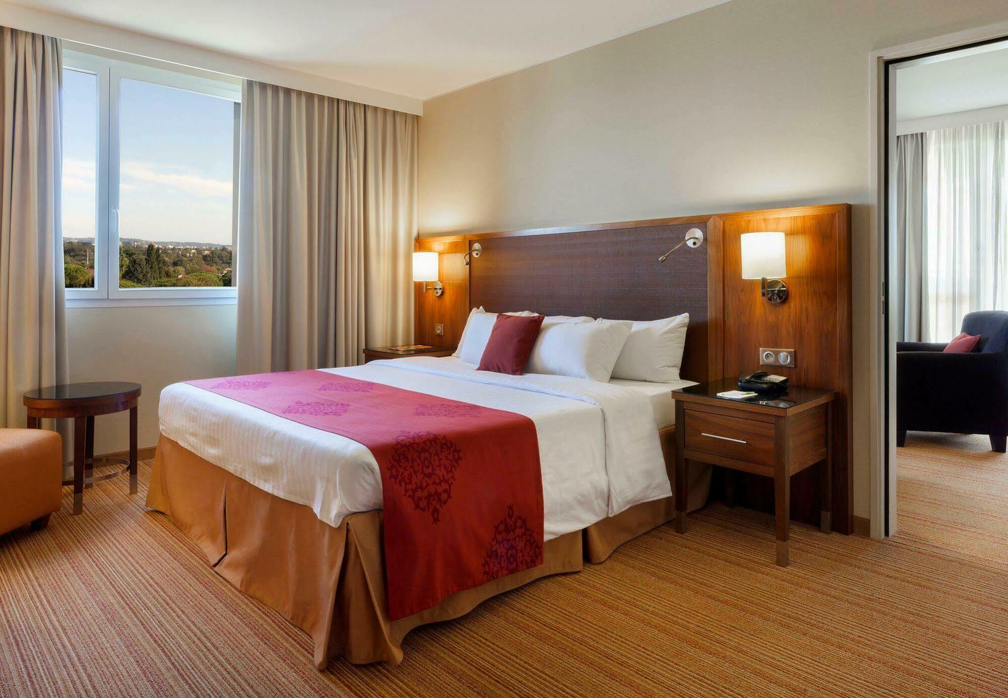 Отель Courtyard By Marriott Toulouse Airport Экстерьер фото